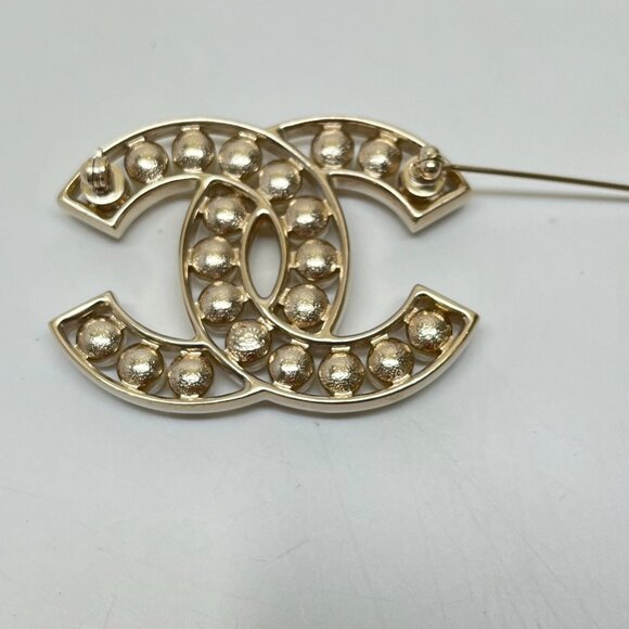 Chanel CC Pearl Brooch in Gold Hardware - Picture 2 of 7